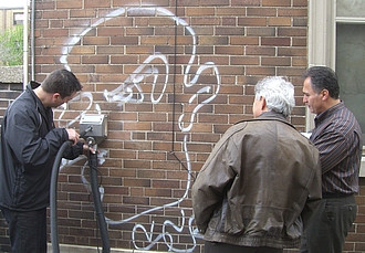 graffitientfernung-mit-reinigungsgeraet-tornado-acs-auf-klinker-90